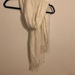 Cute off-white scarf!